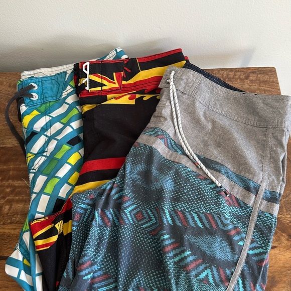 3 pairs men’s sz 32-33 swim board shorts billabong, fox, quicksilver